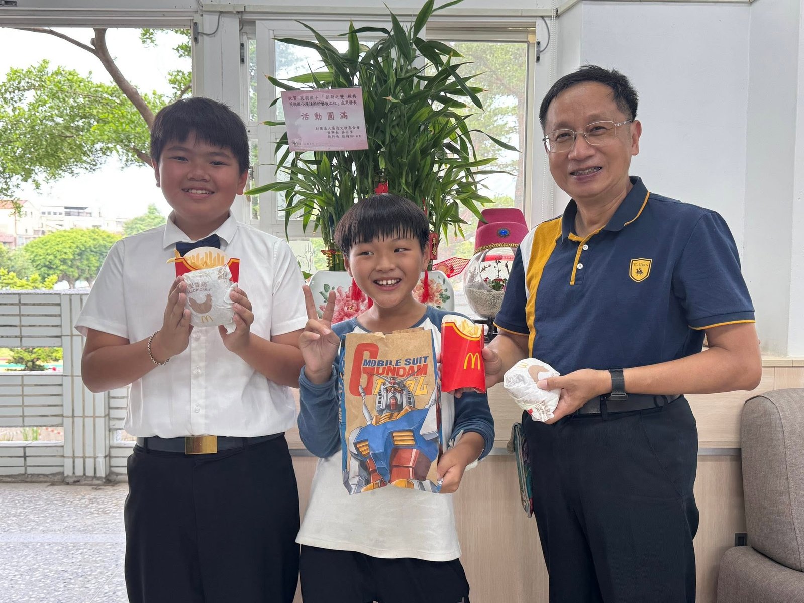 Principal Chou sharing a casual snack moment with Fuchao students