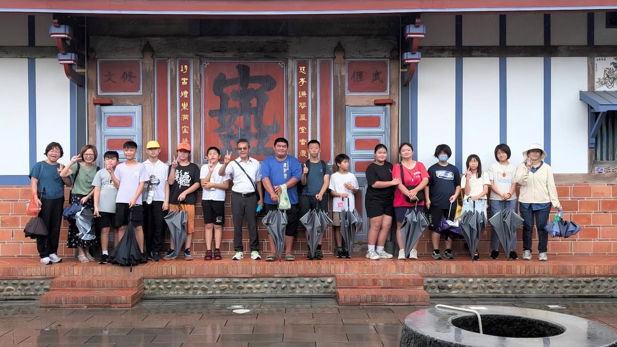 Fude students and teachers group photo at the historic Chengmei estate