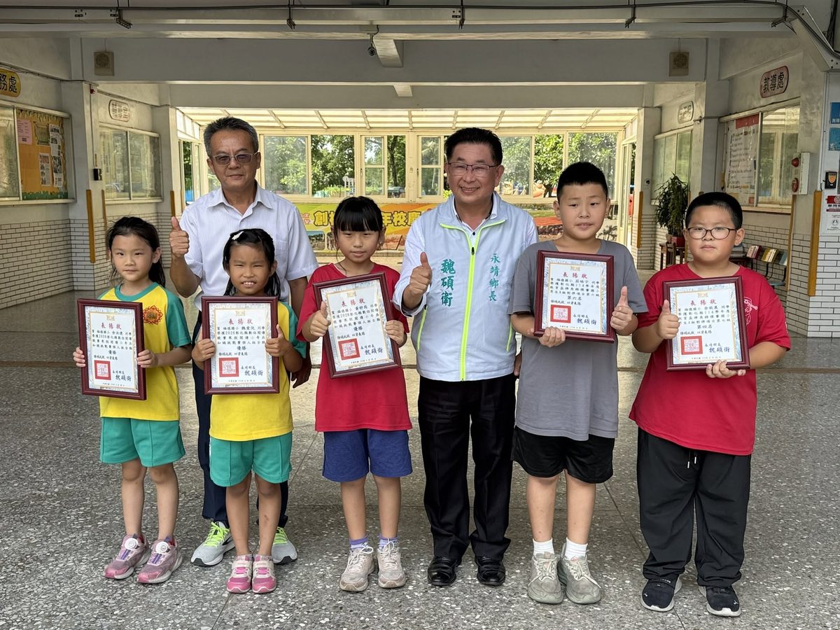 Fude students receiving awards from the Township Mayor