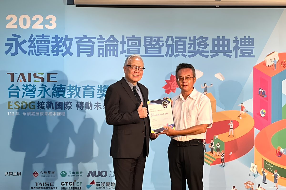 卓鴻賓校長在校園