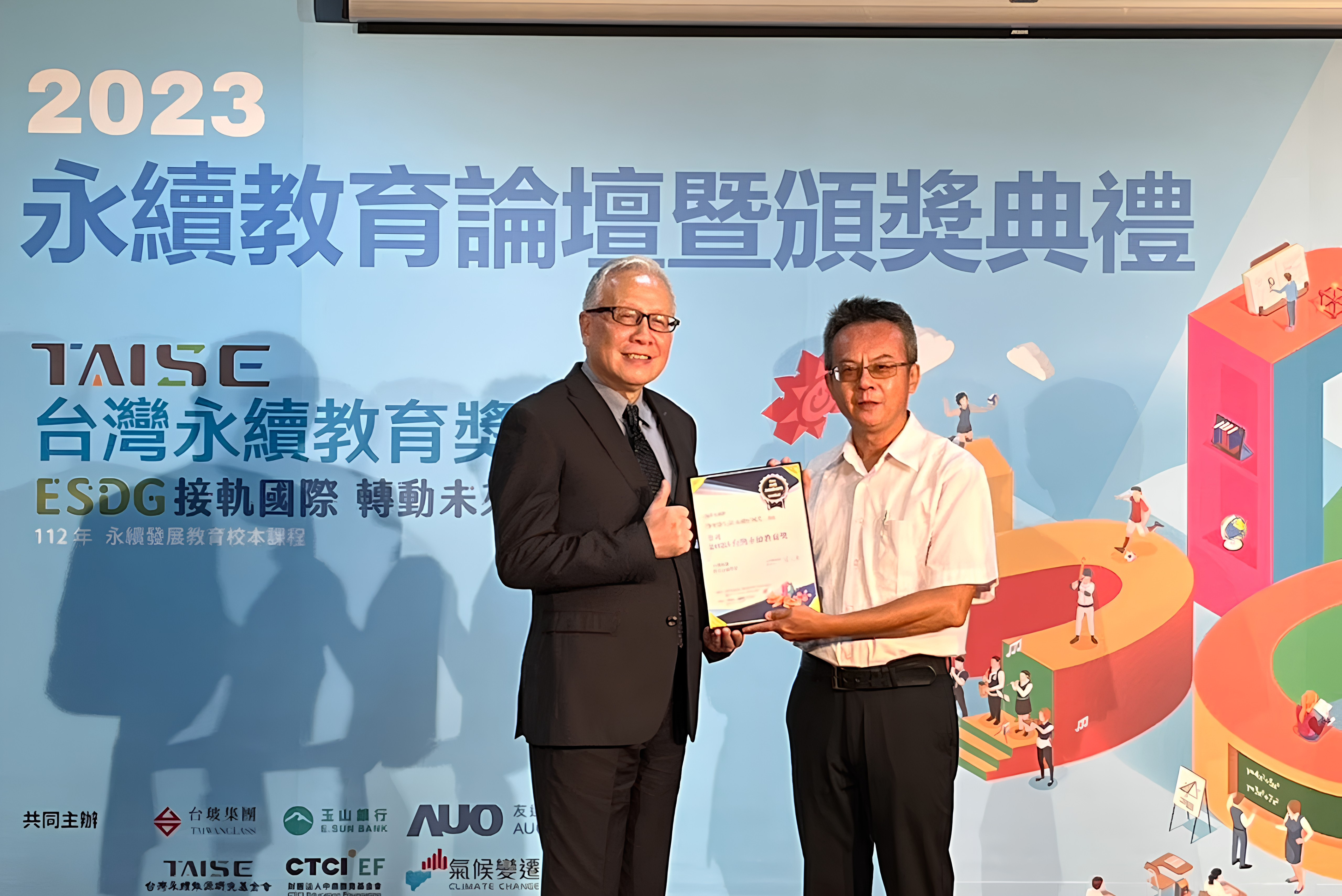 卓鴻賓校長在校園