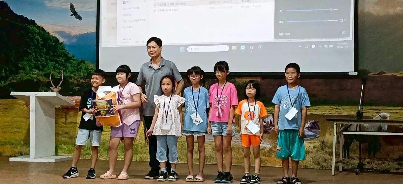 福興國小學生上台領取4Q成長營小禮物