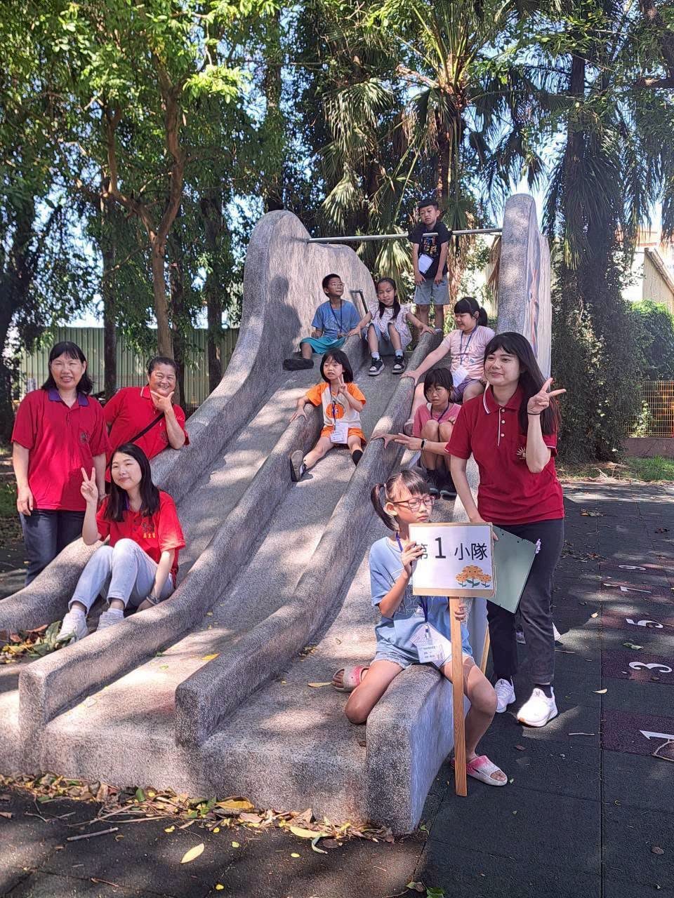 福興國小學生與志工老師在溜滑梯闖關關卡合影