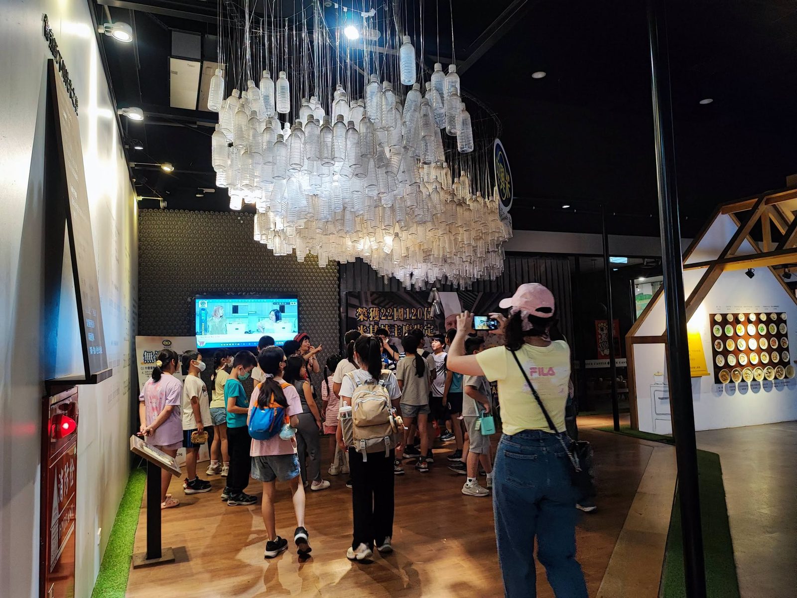 台灣穀堡展場內寶特瓶吊燈與互動展示牆