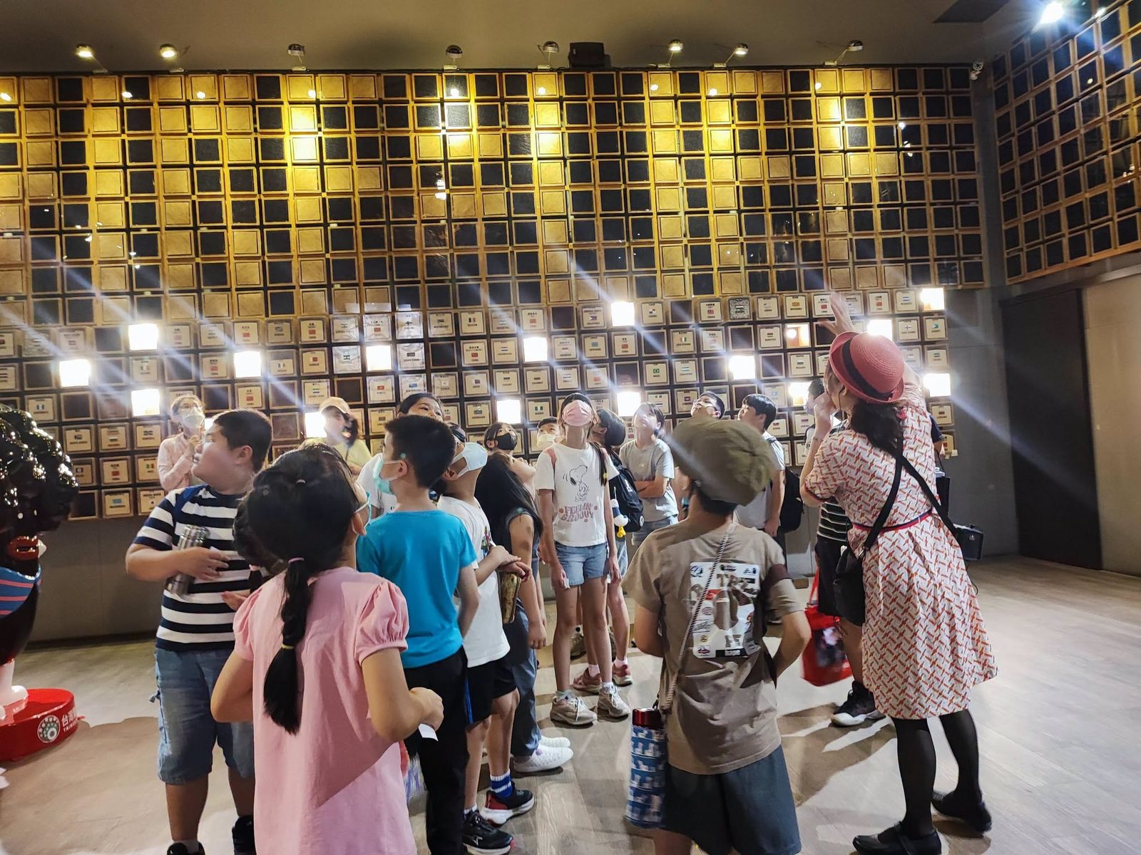福興國小學生在台灣穀堡世界米倉牆前參觀