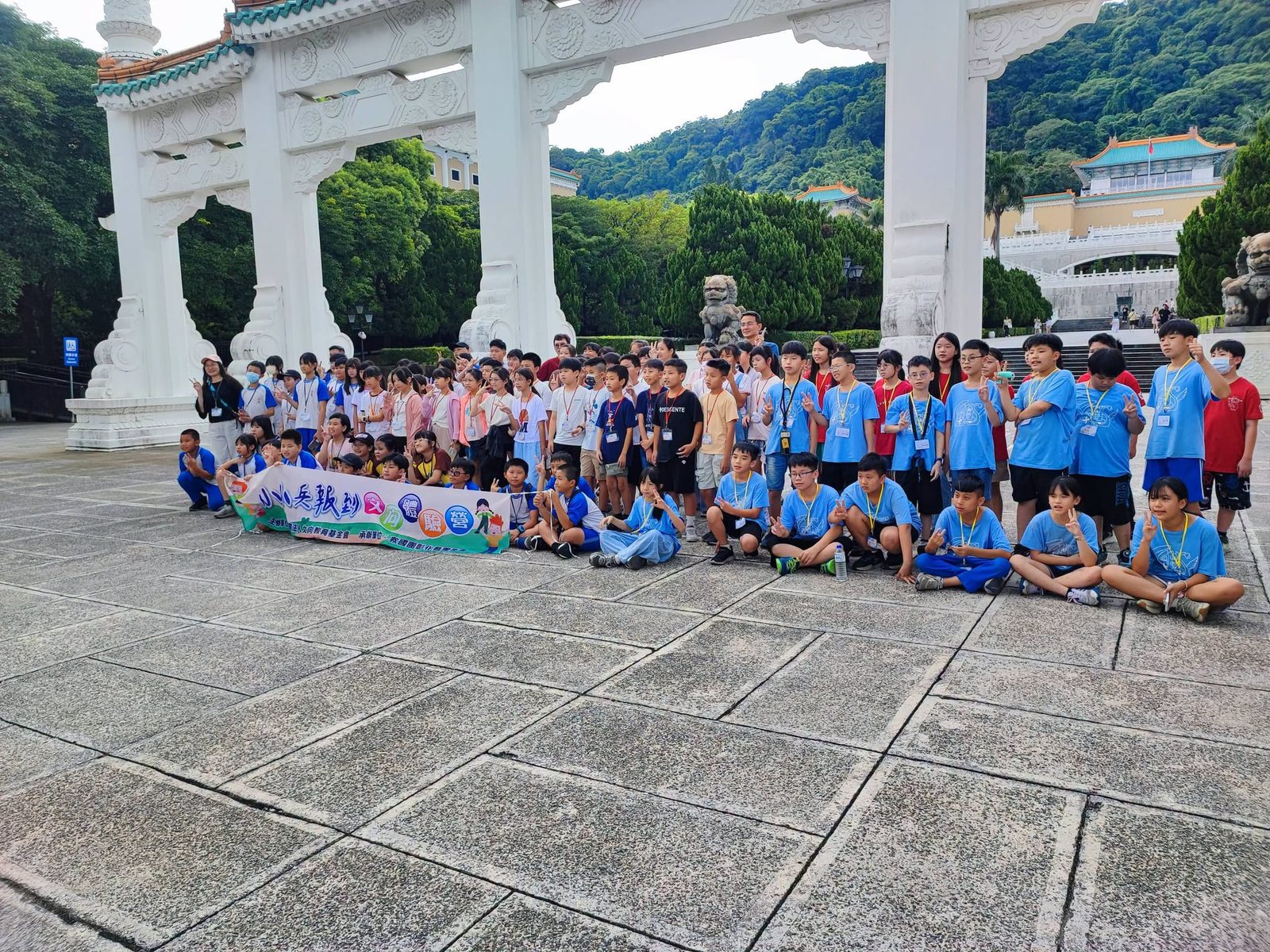 福興國小與鄰校學生在台北故宮牌樓前合影