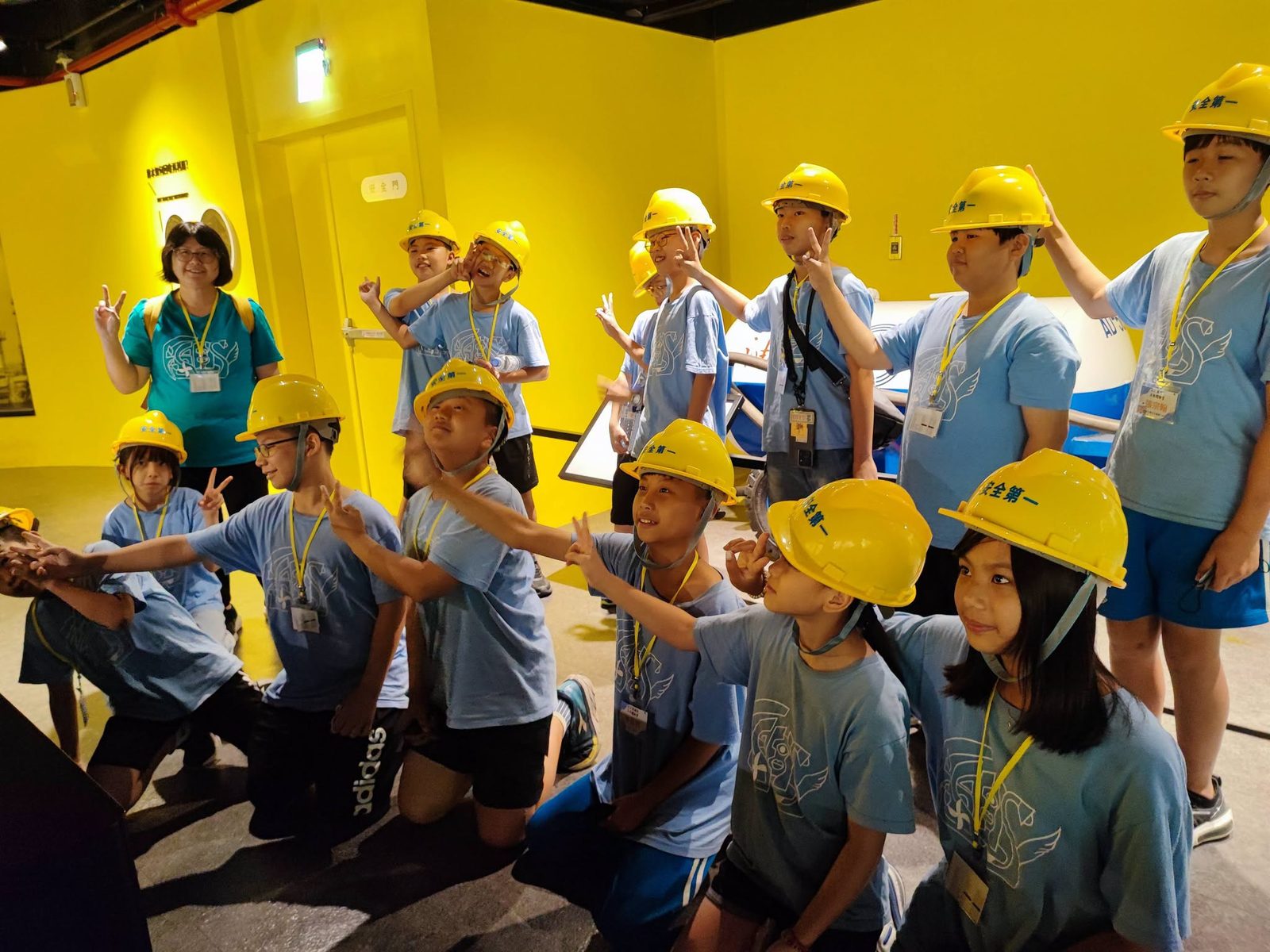 學生戴上安全帽參觀中油探索館