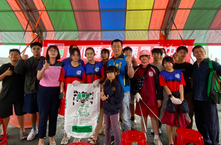 Protecting Our Blue Ocean! Students and Parents Clean Up the Beach · photo 1