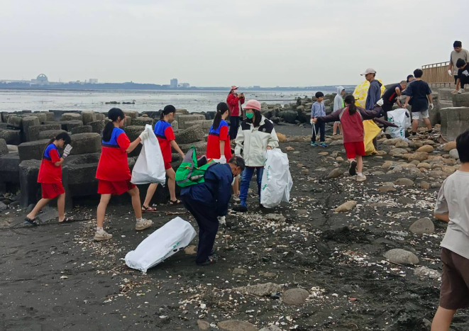 Protecting Our Blue Ocean! Students and Parents Clean Up the Beach · photo 2