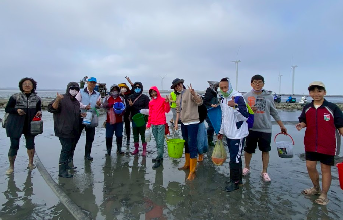 Nature Fun: Fusing Teachers Catch Mud Shrimps at Fubao · photo 1