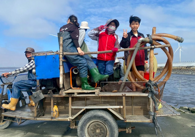 Nature Fun: Fusing Teachers Catch Mud Shrimps at Fubao · photo 2
