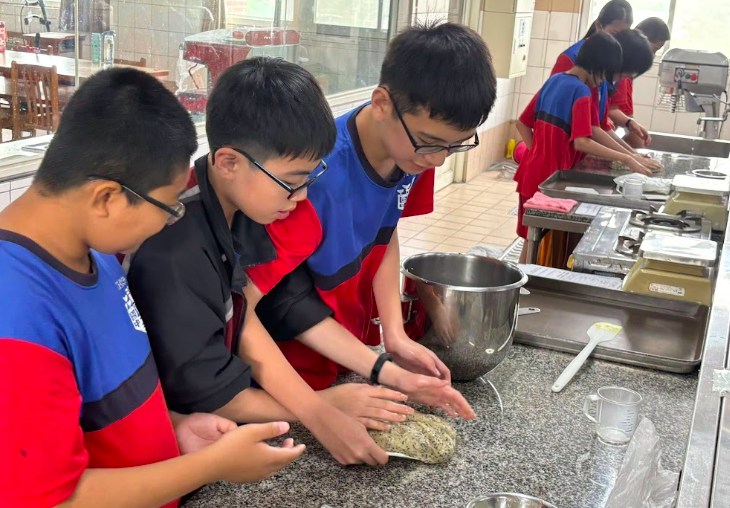 Future Chefs in Action! Making Korean Bread at Sihu Senior High · photo 2