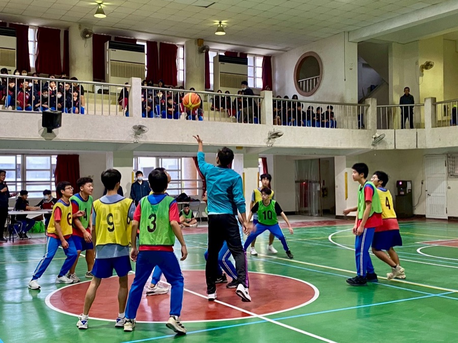 Buzzer-Beaters and a Generous Assist: Interclass Basketball Finals · photo 1