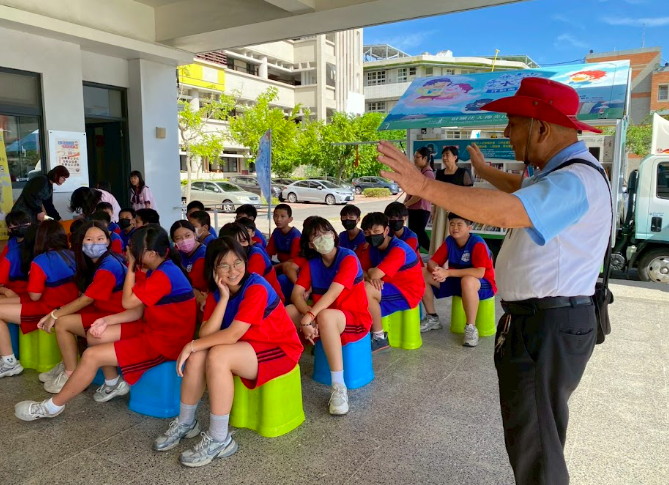 Reading with Joy: The Traveling Library Visits Fusing · photo 2