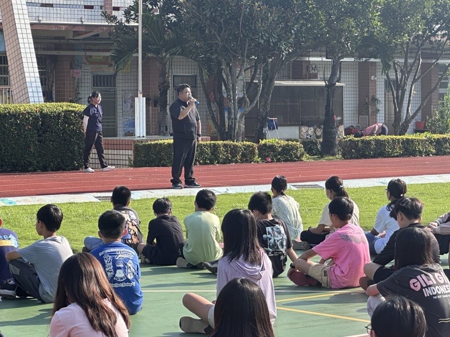 師長在朝會時間進行友善校園與校園安全宣導，學生專注聆聽