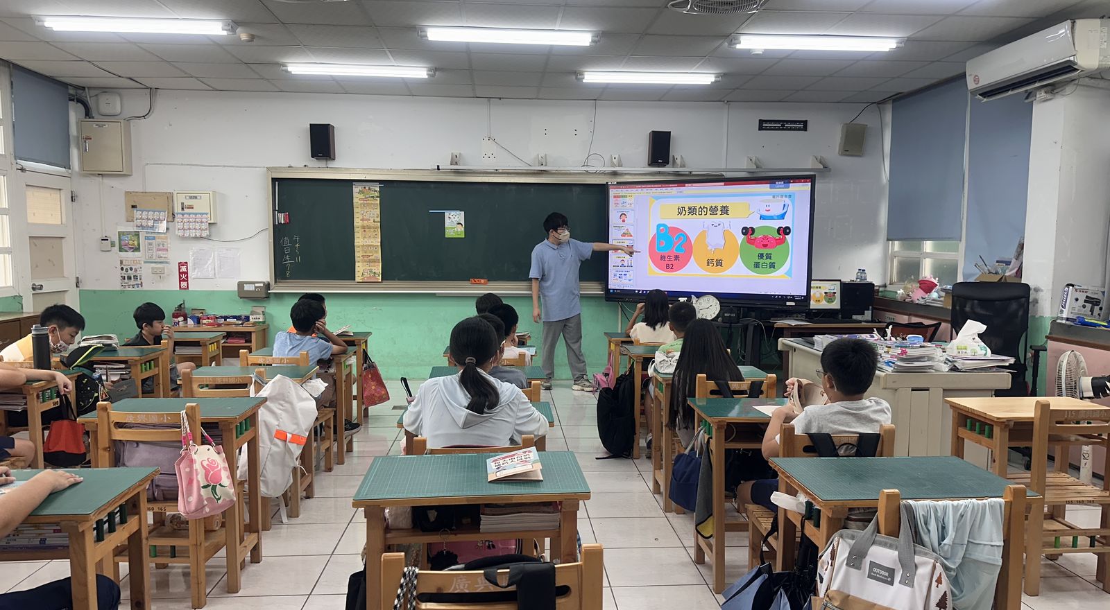 營養教育宣導課堂上,講師介紹奶類的營養,學生專注聆聽
