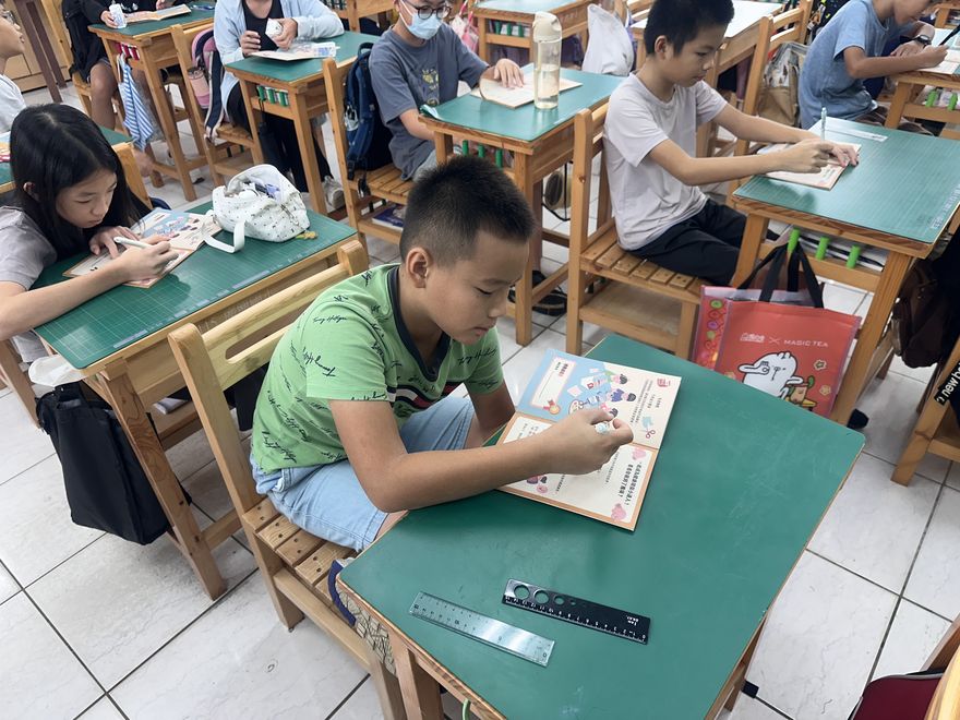 學生在座位上翻閱補鈣大挑戰學習單