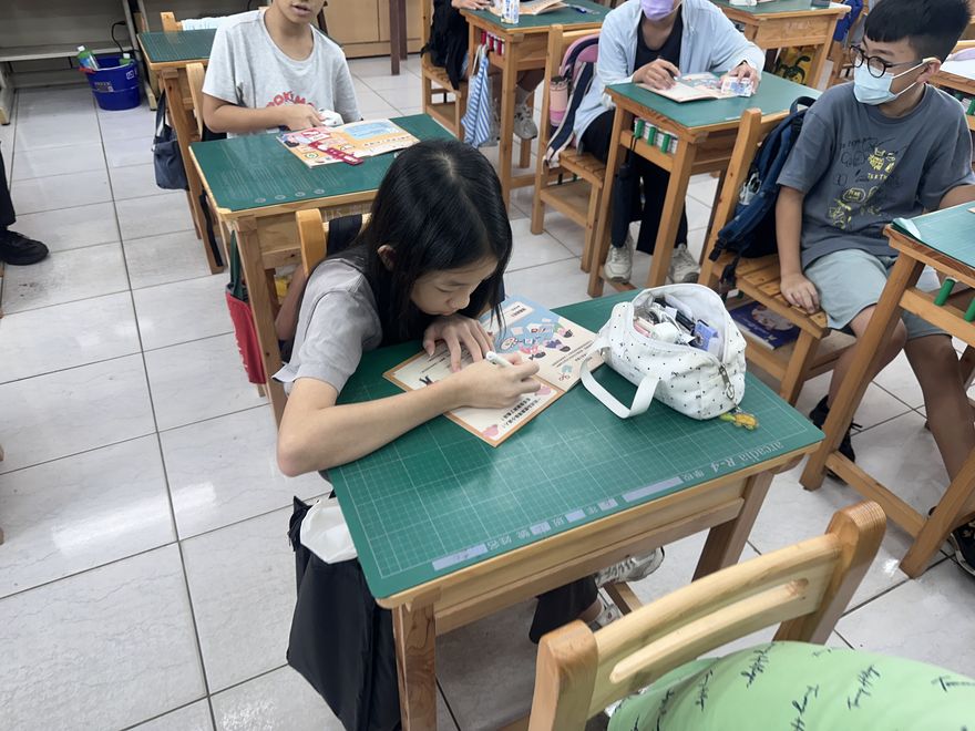 學生專心完成營養教育學習單上的任務