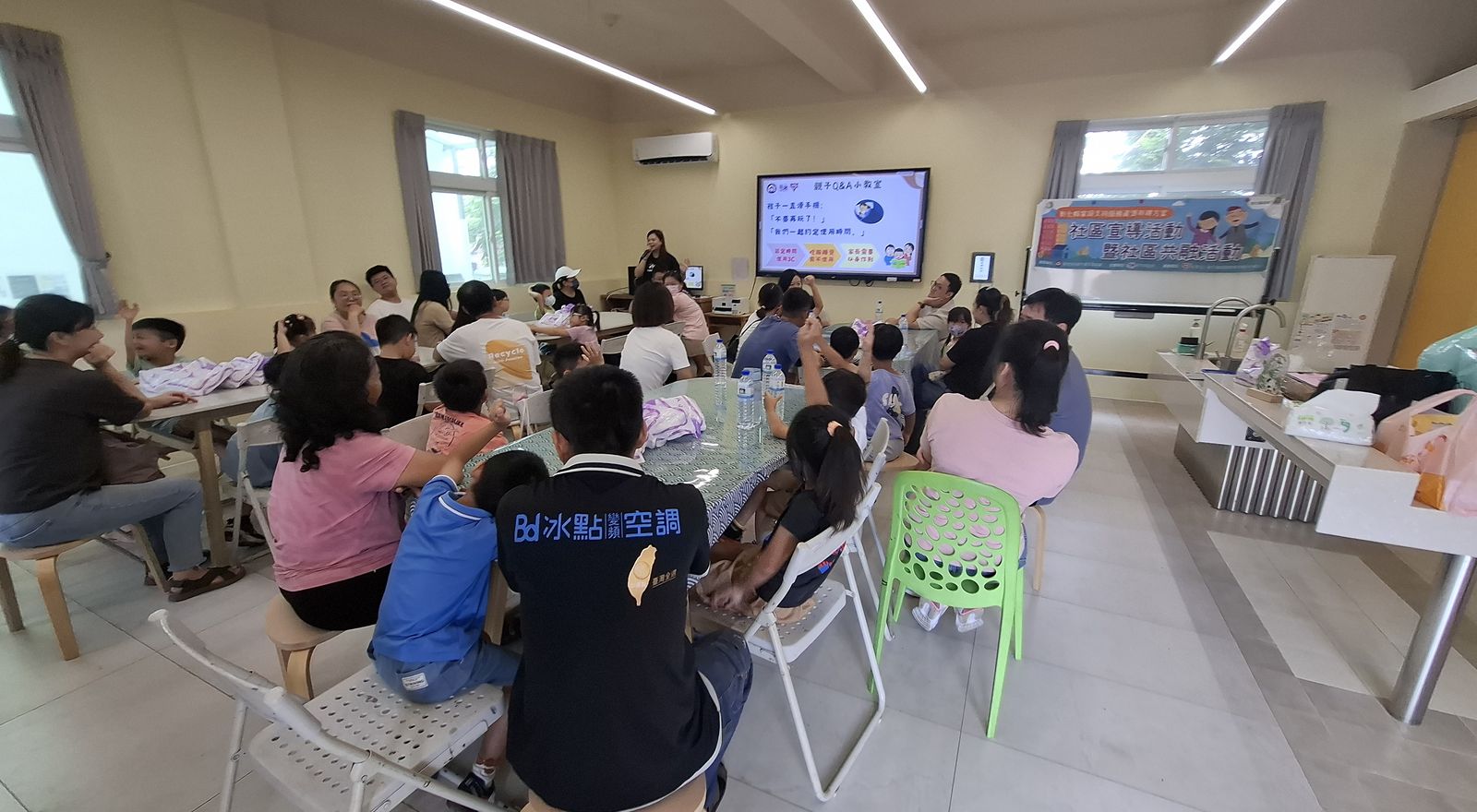 廣興國小小一新生迎新活動,家長與孩子一起坐在活動室裡參加