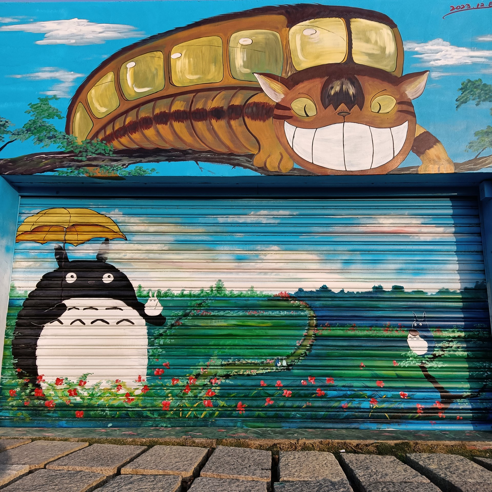 Totoro and Catbus mural painted on the campus shutter 廣興校園鐵捲門上的龍貓與貓巴士彩繪