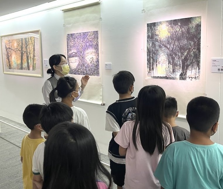 Kids visiting an art museum exhibition 孩子們參觀藝術博物館