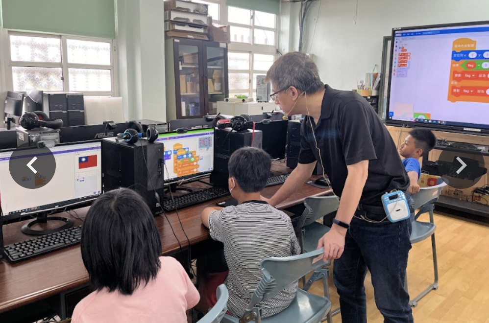 A teacher helping students with simple coding in the computer lab 老師在電腦教室指導程式