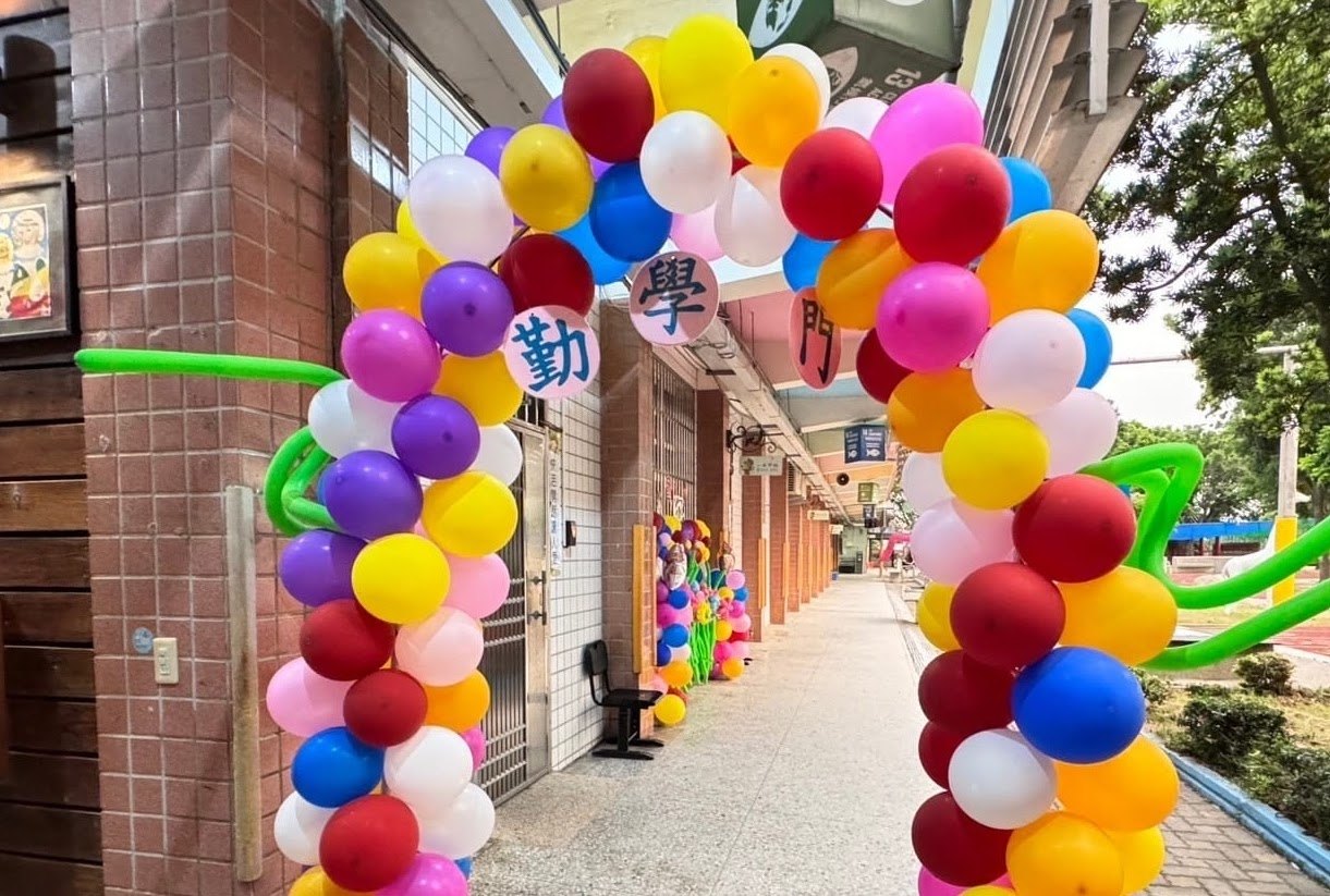 Balloon arches welcome the first graders 氣球拱門迎接一年級新生
