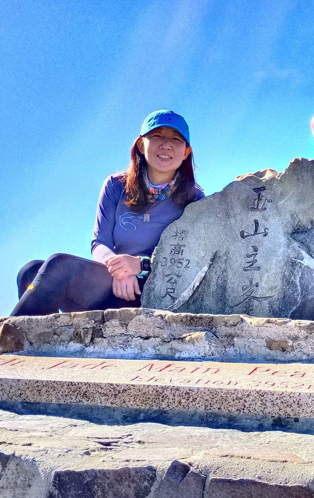 Principal Hsu Shih-yuan 徐詩媛校長 at the main summit of Jade Mountain