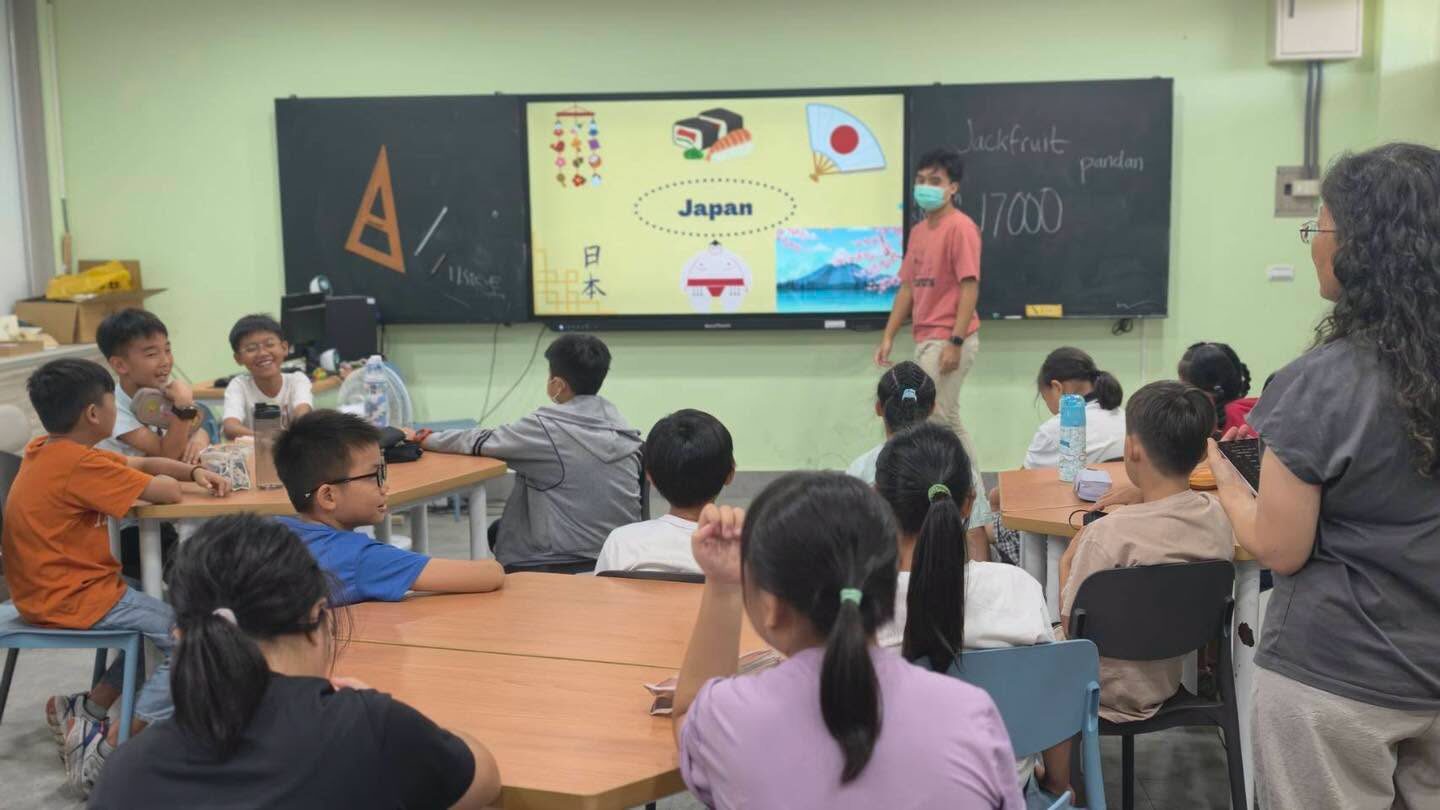Andrew老師以日本為主題授課，介紹國旗與地理位置
