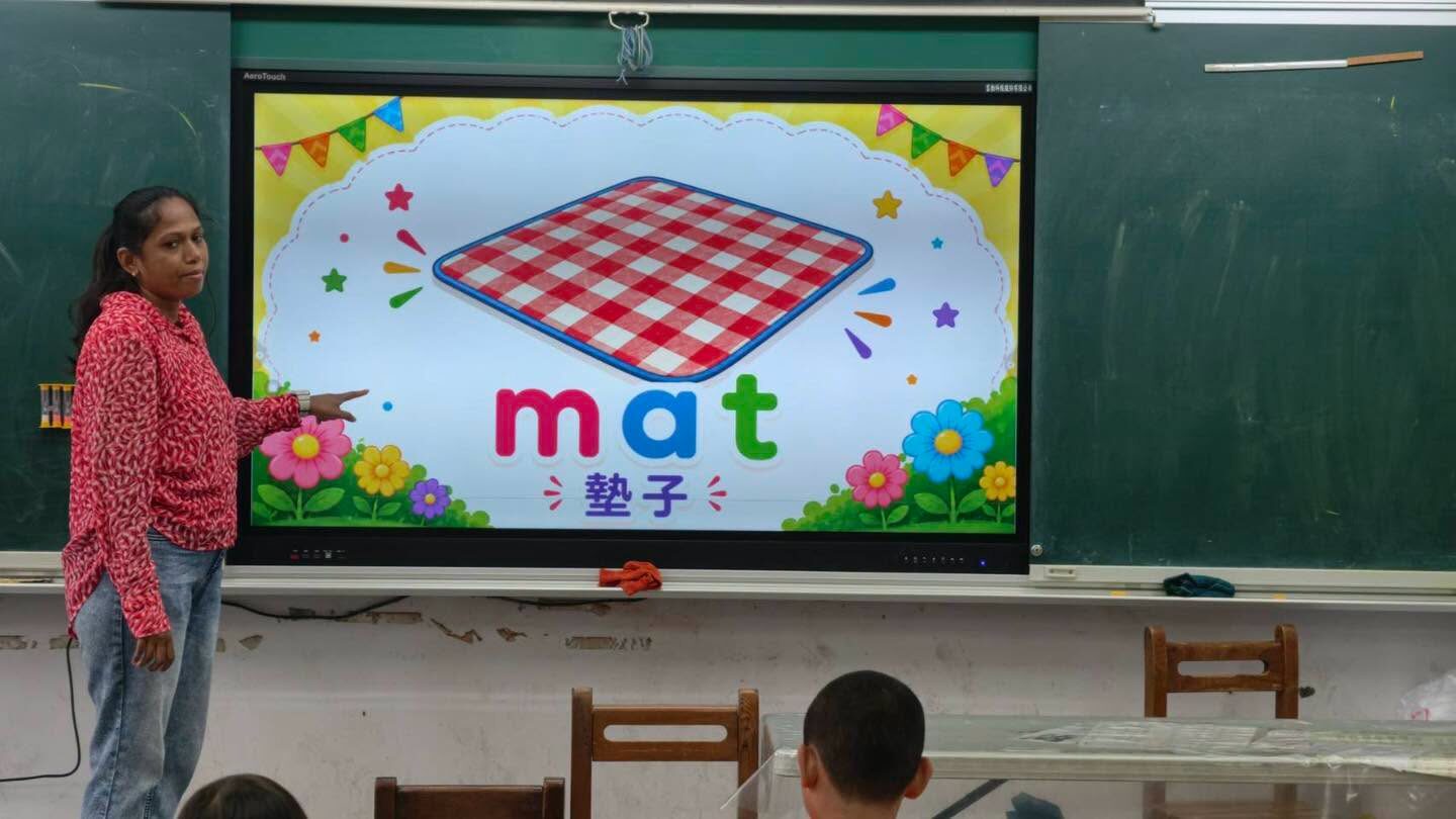 外師Priya教導phonics單字mat
