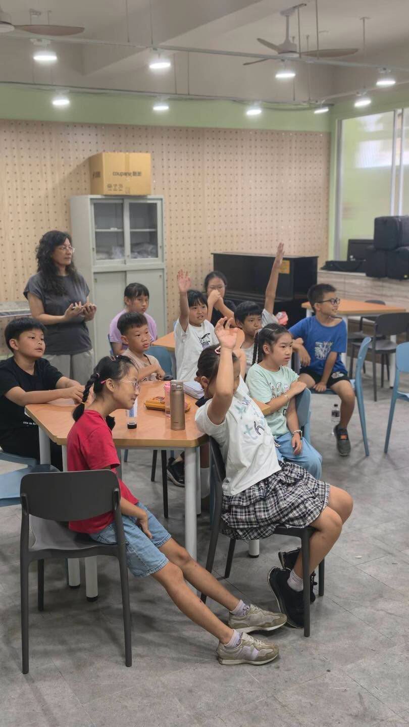 孩子們專心上課、踴躍舉手