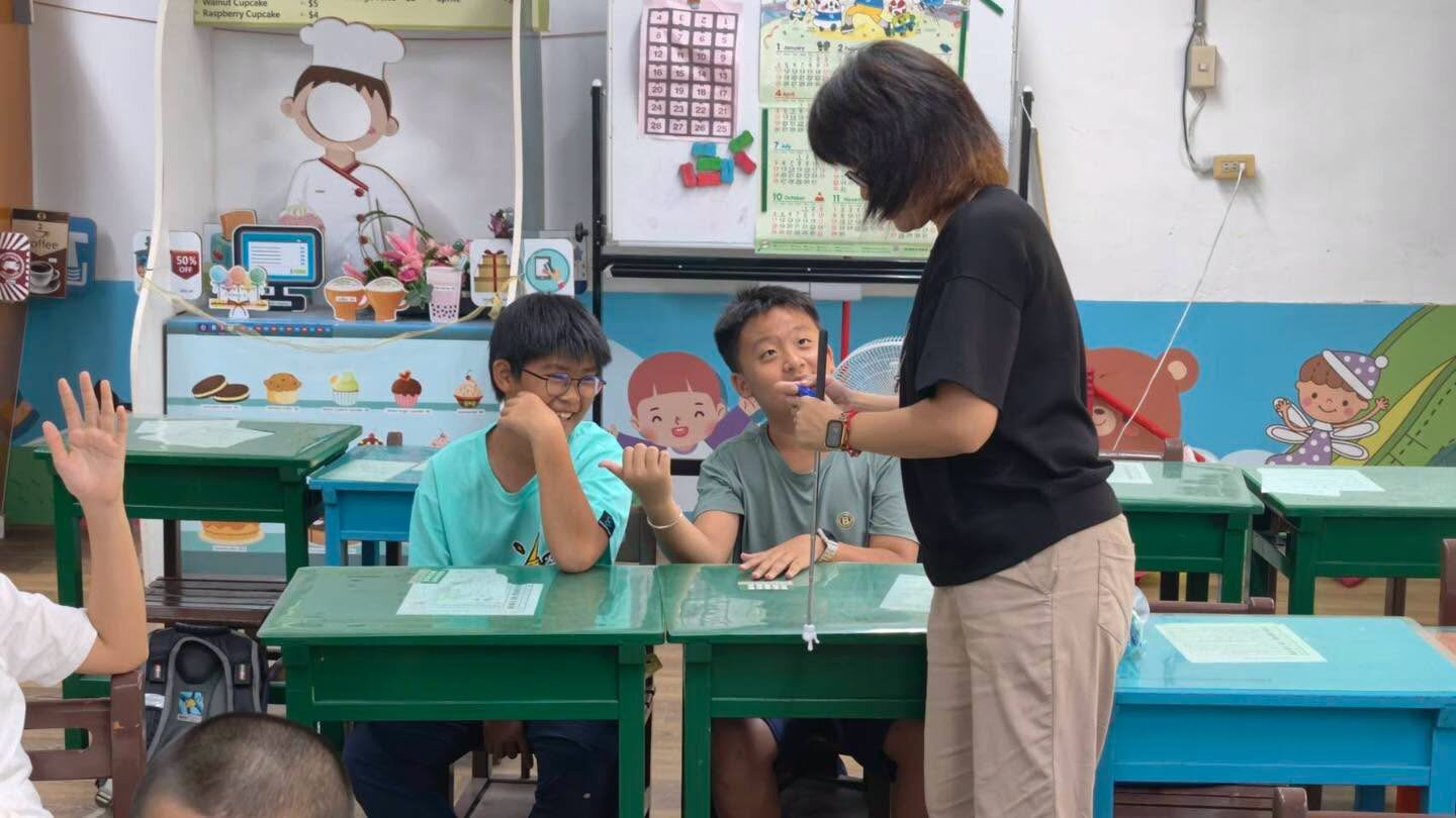 老師用放大工具帶孩子近距離觀察昆蟲