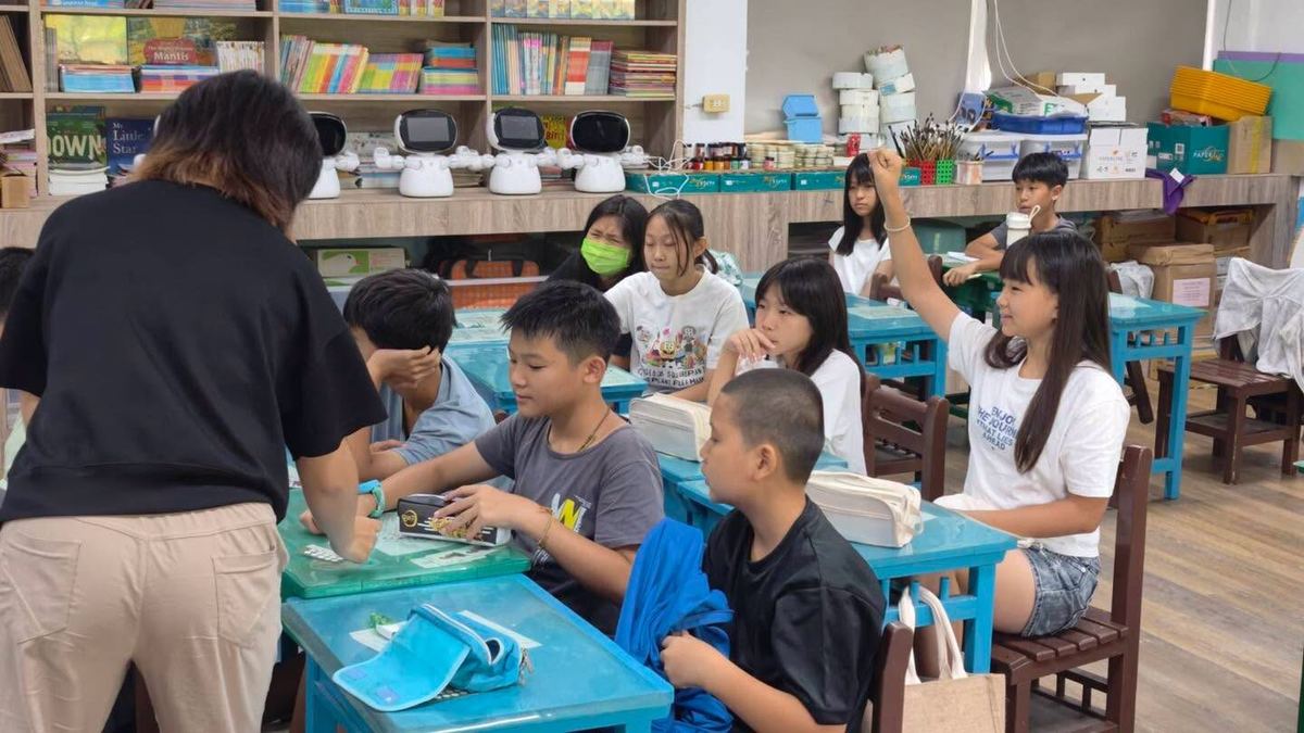 孩子們分組討論、踴躍舉手發言