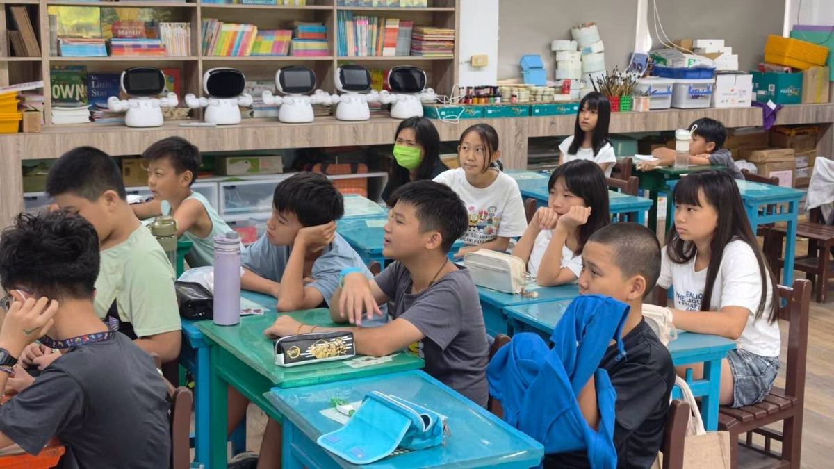 孩子們專注聆聽自然生態課程