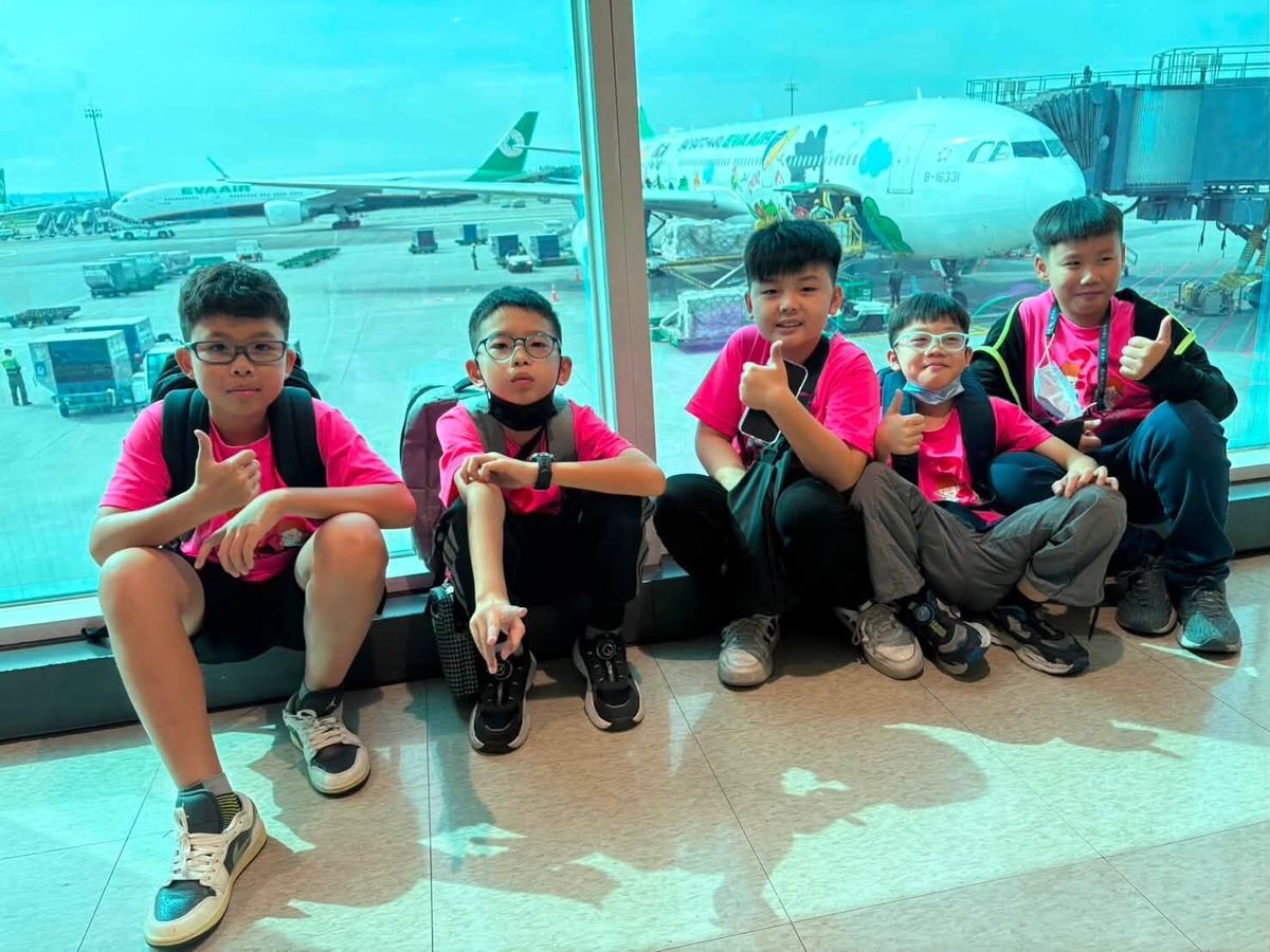 國聖國小師生於桃園機場出發前合影