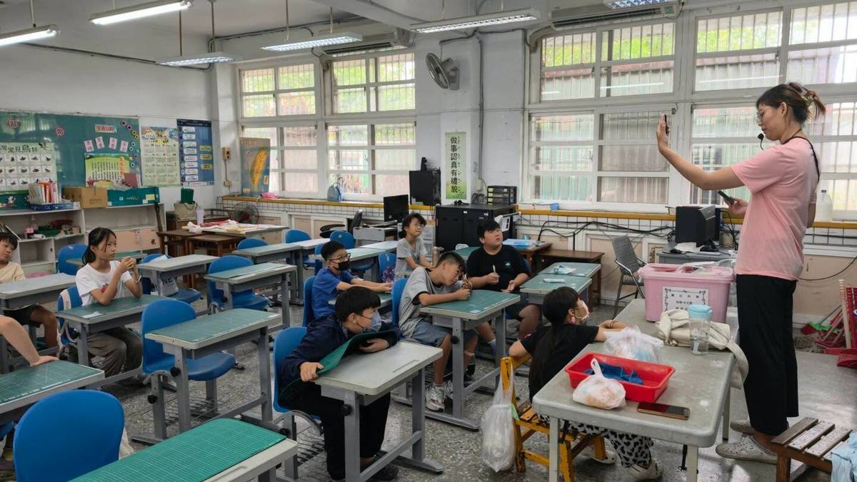 孩子們參與科學遊戲社團課程
