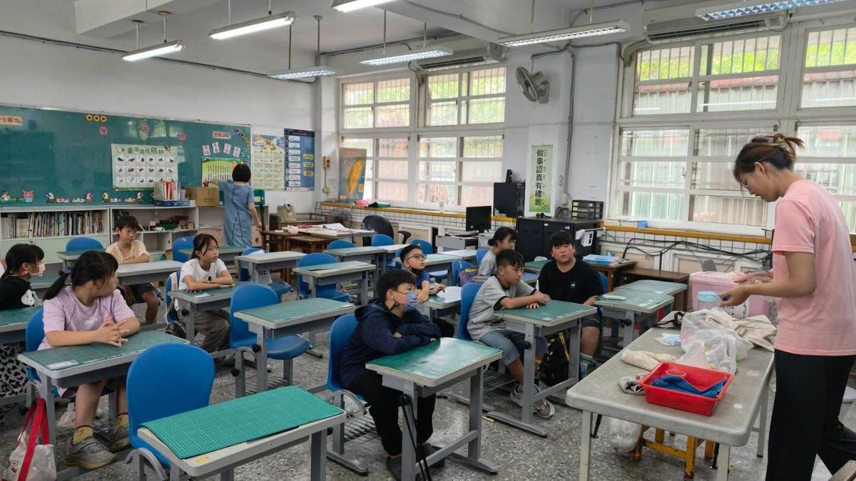 孩子們專注參與科學遊戲社團課程