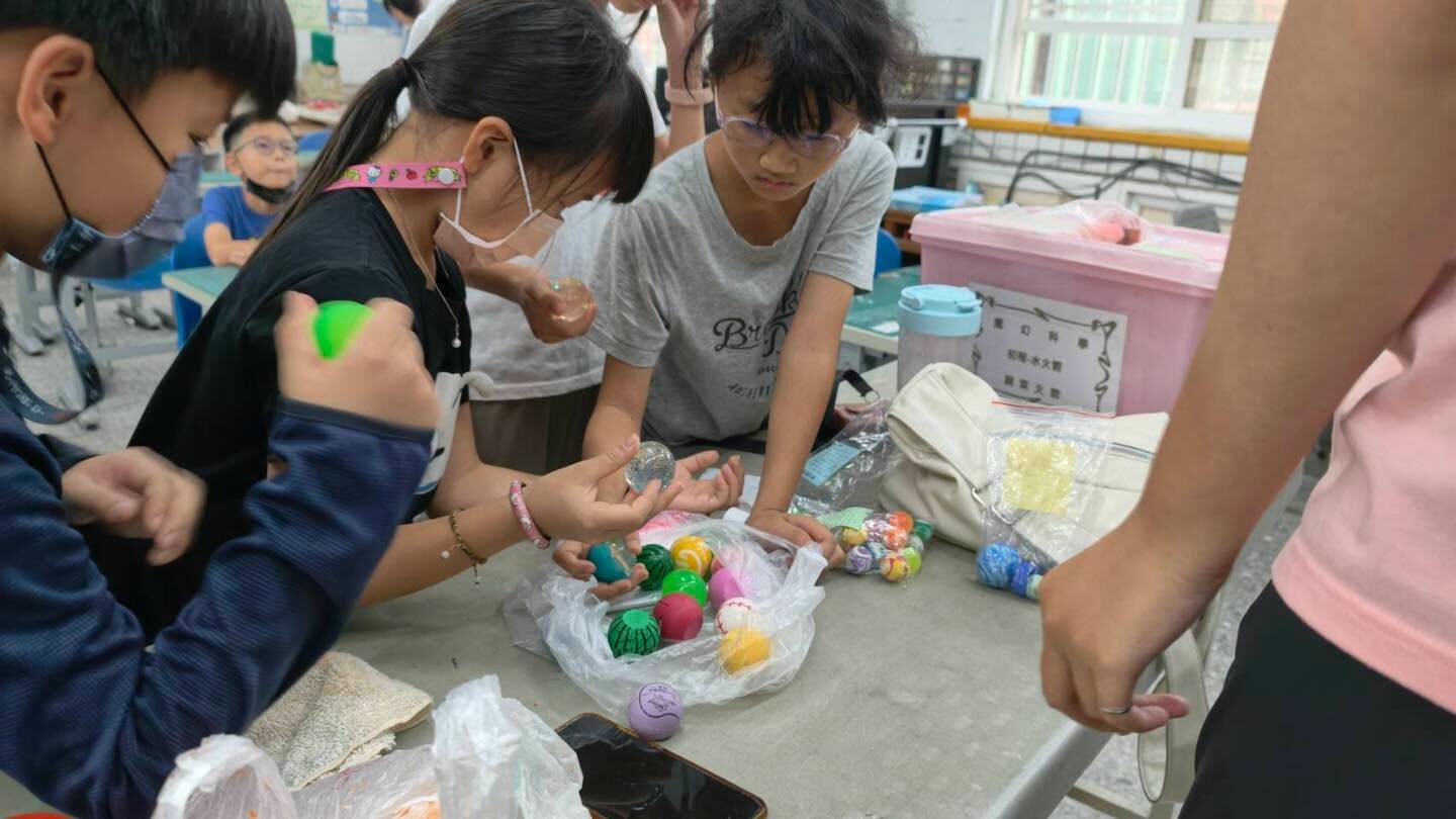 孩子們動手製作趣味化學小道具