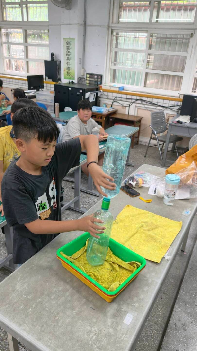 學生操作瓶子平衡與重心實驗