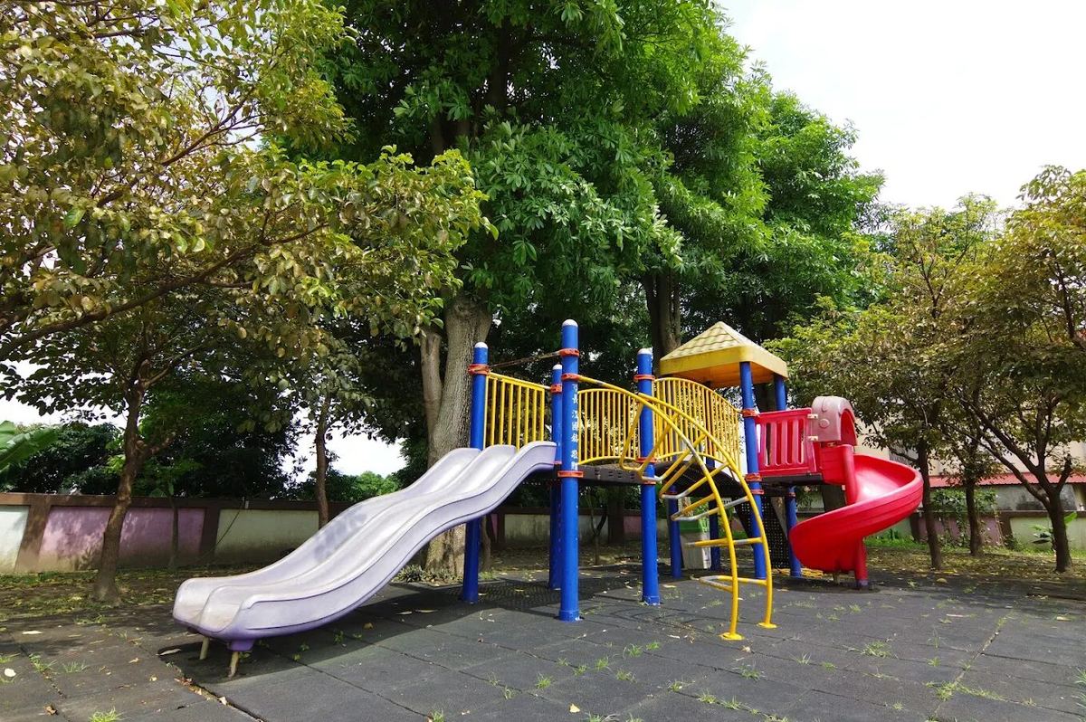國聖國小校園裡色彩繽紛的遊戲場設施