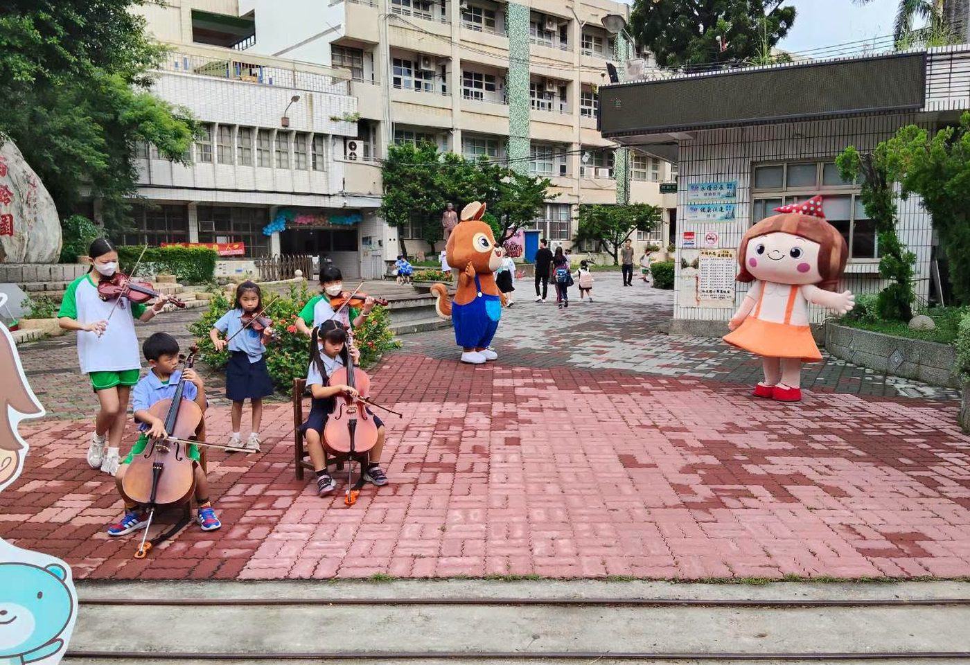 大手牽小手．快樂上學「趣」！