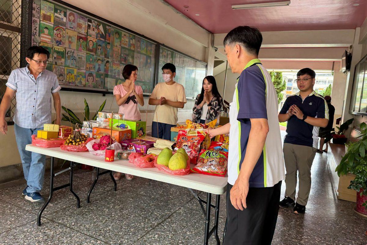 The school team offers incense together
