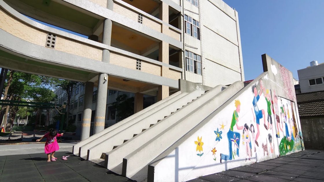 和美國小學生彩繪的坡道壁畫
