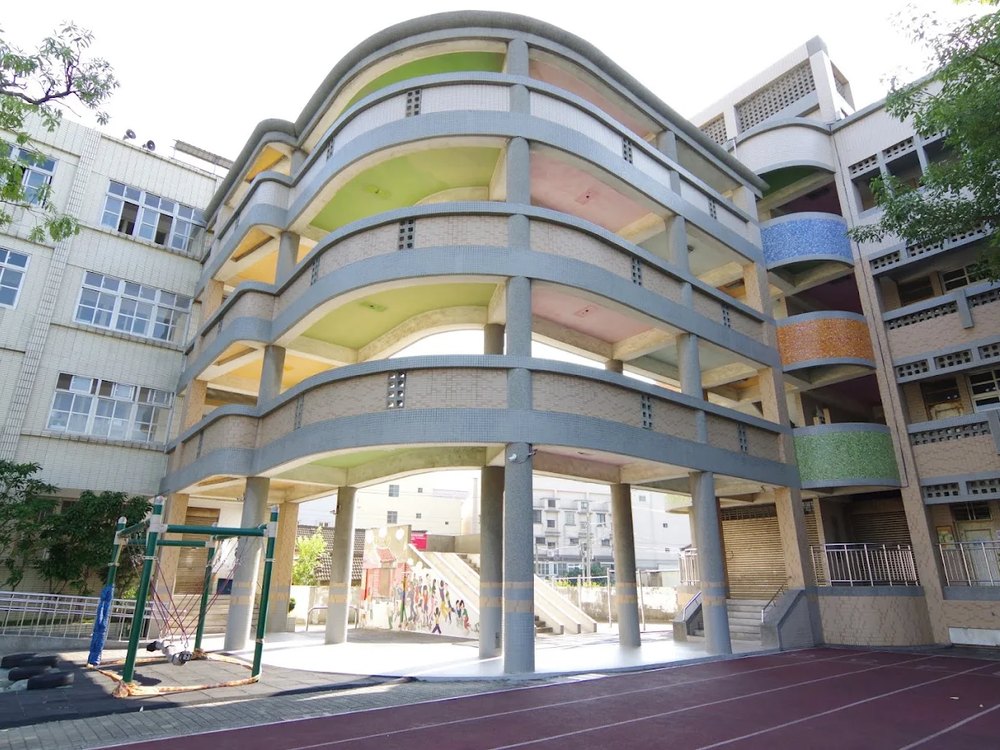 和美國小色彩繽紛的弧形教學樓 A curved, colour-banded teaching block at Hemei