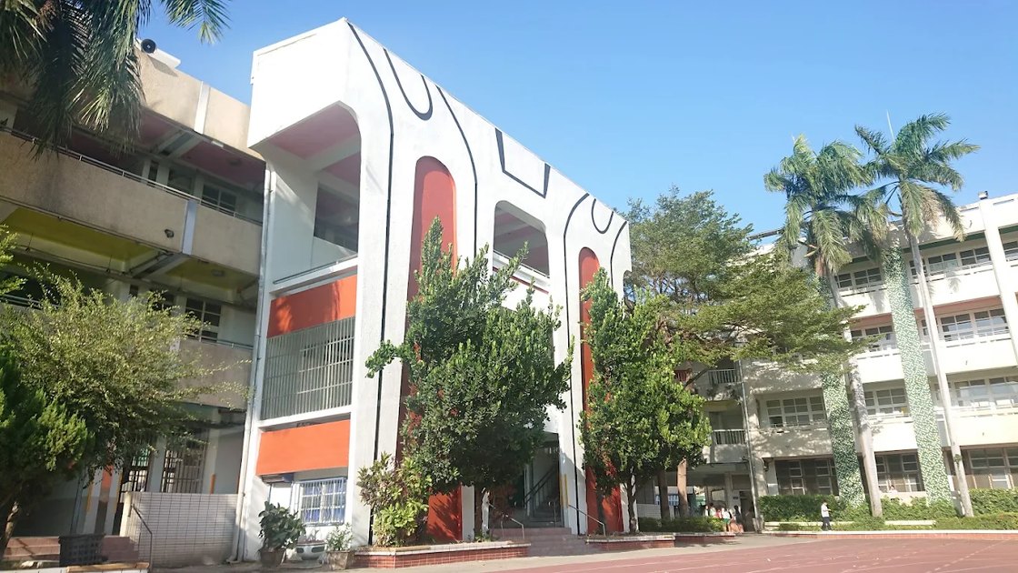 和美國小造型獨特的白色建築入口
