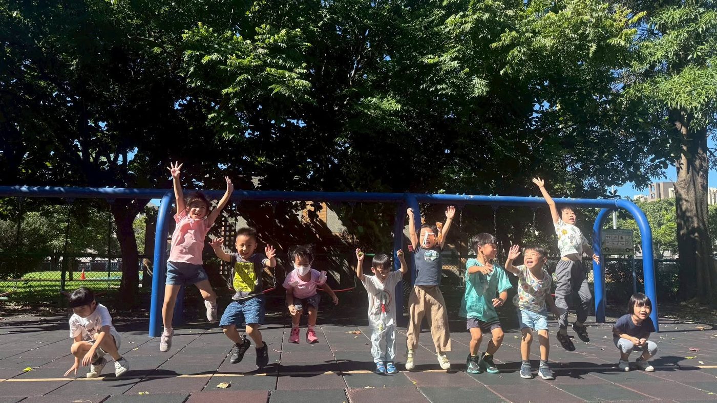 和仁幼兒園孩子在戶外遊戲場開心跳躍