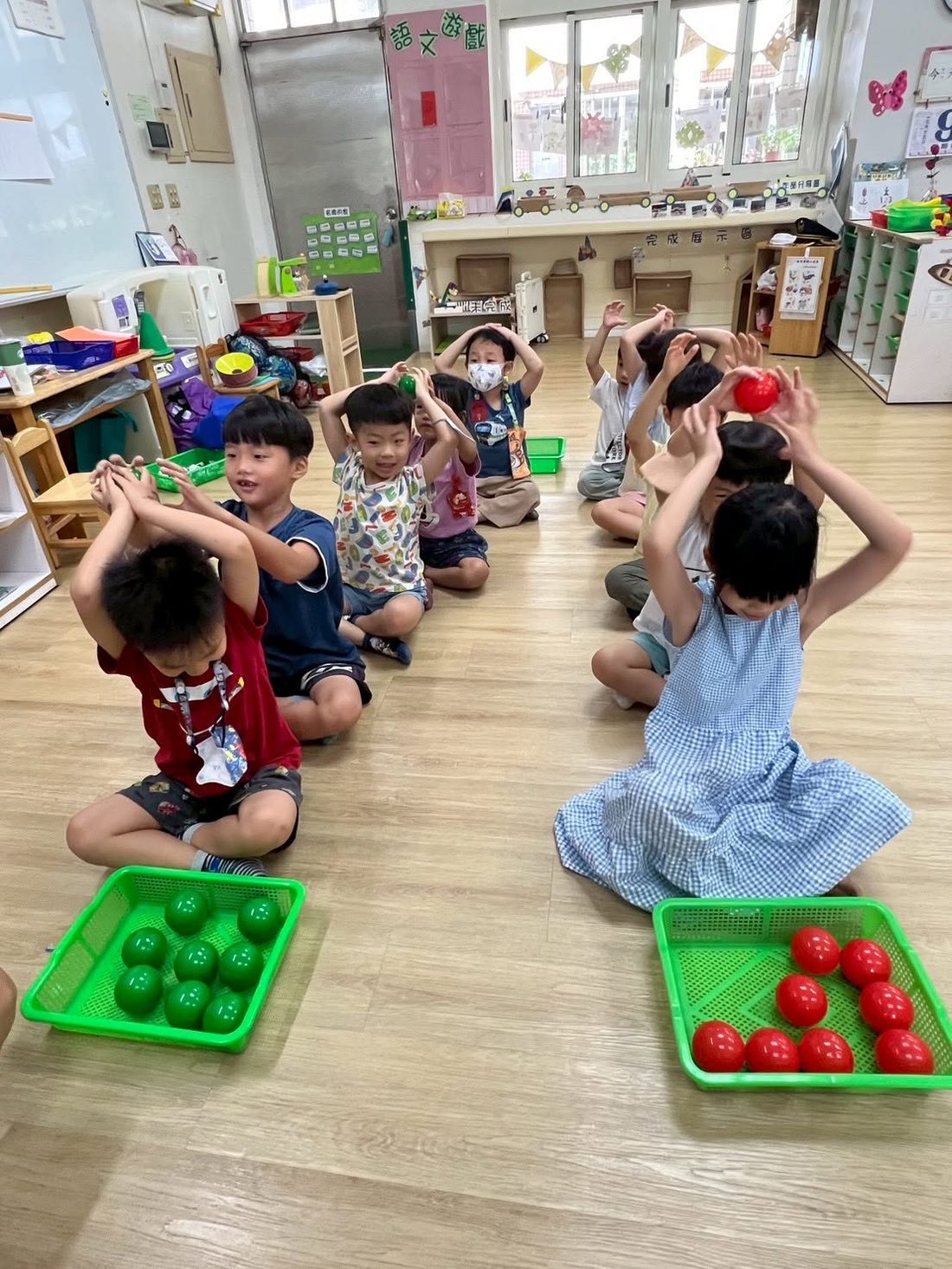 和仁幼兒園孩子在室內玩色球分類遊戲