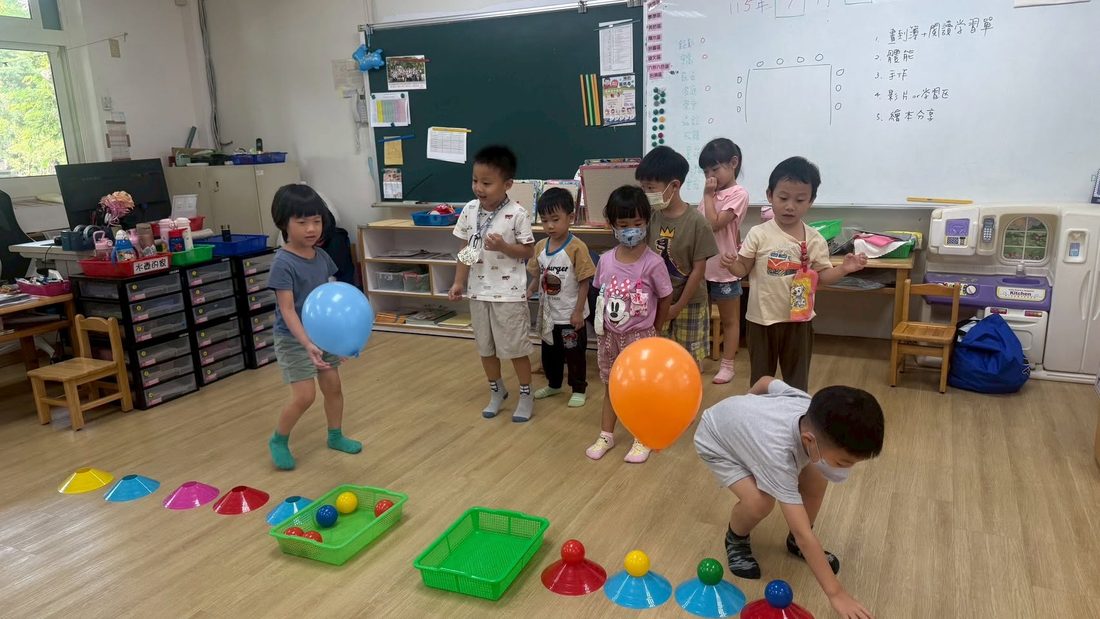 和仁幼兒園孩子在教室裡玩氣球與角錐體能遊戲