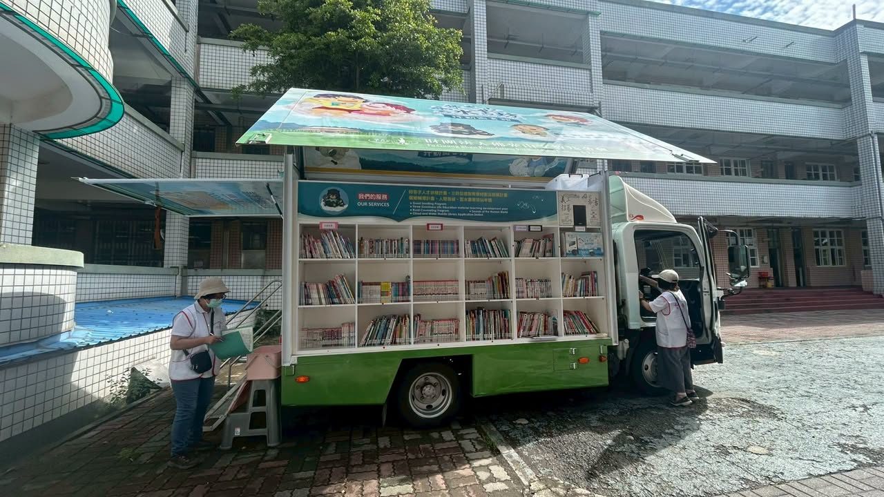 佛光山雲水書坊行動書車停在和仁國小校園