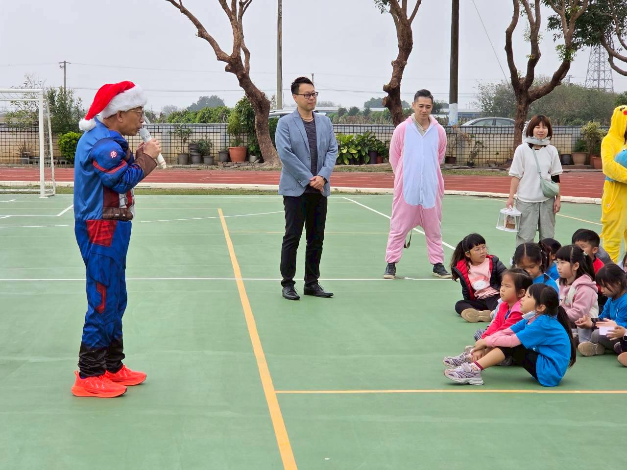 Passing on the Love: A Christmas Flash Mob at Houliao — photo 2